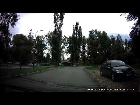 Szczyl osiedlowy rzuca cukierkami w samochody