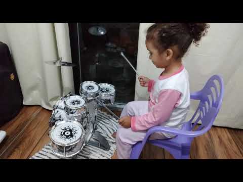 Penélope estreando a Bateria de brinquedo da ROCK PARTY, PRODUTO DM TOYS!!