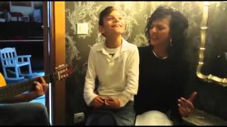 Niño con problemas neurologicos cantando "Qué bonito" de Rosario Flores