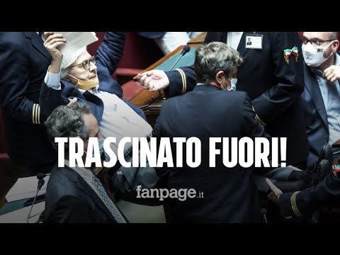 Vittorio Sgarbi trascinato fuori dall'Aula della Camera: parole pesanti contro la magistratura
