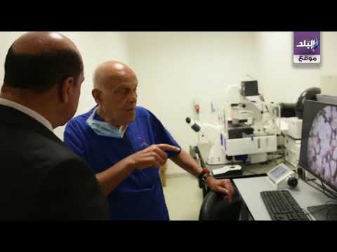 محافظ أسوان يهدى مفتاح المدينة للدكتور مجدى يعقوب