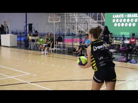 Ponto final do Primeiro Set entre Praia Sub-17 x Arcus (Bloqueio da Fran)