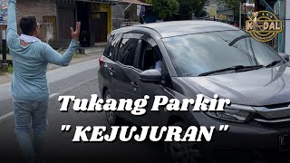 Download lagu Tukang Parkir Yang Jujur ' Film Pendek ' Inspirasi Kehidupan mp3