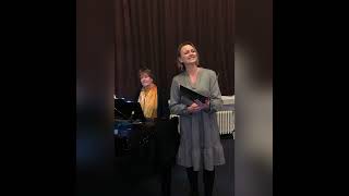 Hochzeits- und Trauersängerin Melanie Casni (Ludwigsburg) singt 'Möge die Straße uns zusammenführen' in Begleitung von A. v.Brandenstein