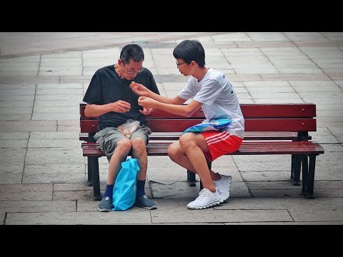 當人們在街頭遇到進食不便的他，有人主動幫他做了這件事......