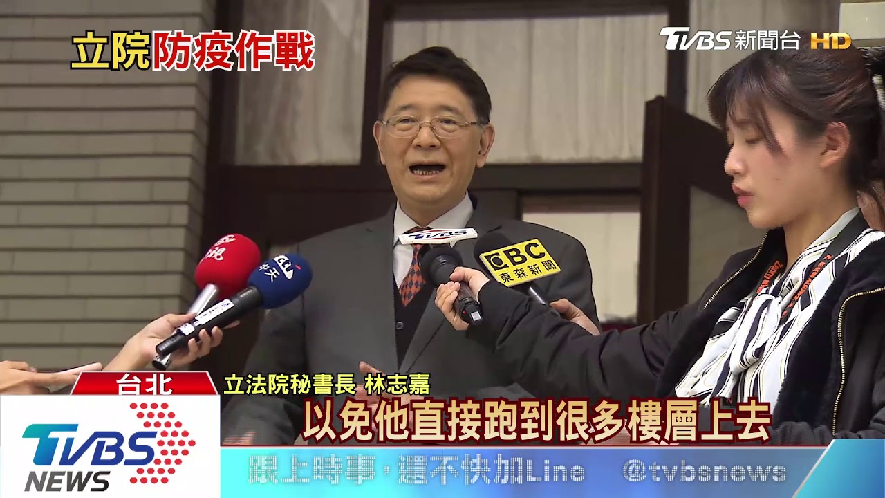 防疫奇景！避「堵麥」　立委受訪改「麥克風架」