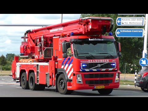 Brandweer Schiedam met Spoed naar een afhijsing in Rotterdam Delfshaven
