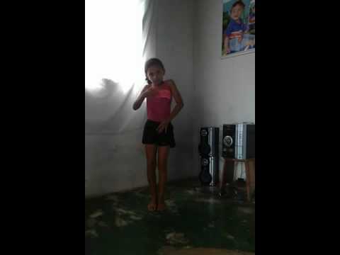 Menina de 9 anos dança Anita