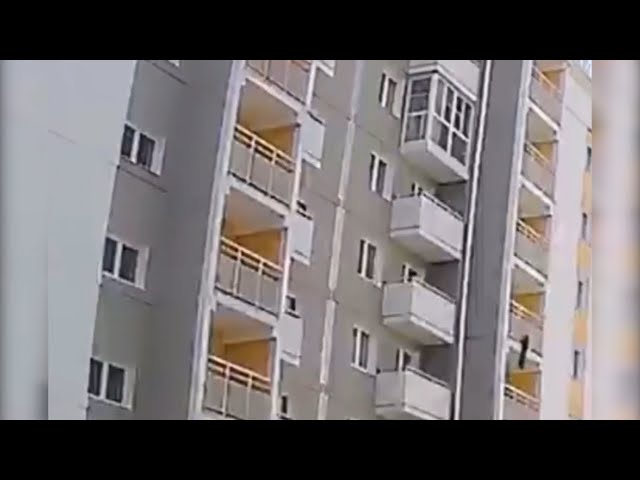 Стали известны подробности инцидента с мальчиком, который повис на карнизе балкона в Ангарске
