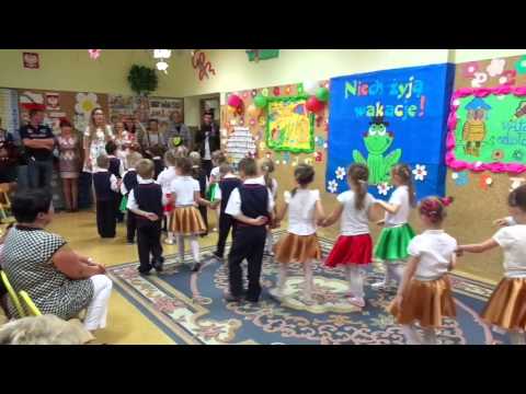 Przedszkolaki tańczą poloneza