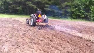 preview picture of video '1952 Ford 8N Tractor pulling 5' disc in deer food plot'