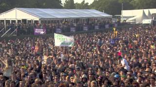 Ben Howard performs &#39;Wolves&#39; at the Isle of Wight Festival 2013