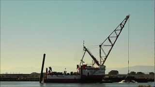 preview picture of video 'Walking Spud Clamshell Dredge'