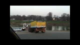 preview picture of video 'traktor op veerboot Berg - Meeswijk (veerpont op de maas)'