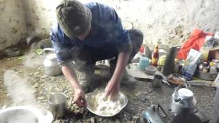 preview picture of video '3 mars 2014 notre cuisto prépare la pâte à chapati vallée du RUPCHO plateau du CHANGTANG au bord du'