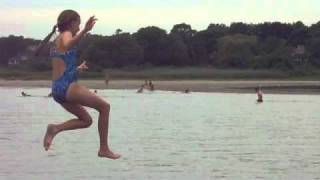 preview picture of video 'Kids Jumping into The Mouth of Narrow River, Narragansett, RI, USA'