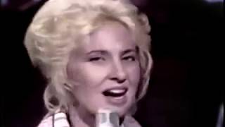 Tammy Wynette sings &#39;TIL I CAN MAKE IT ON MY OWN on Hee Haw(1976)