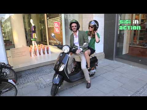 Oliver Berben unterwegs mit Freundin Katrin Kraus auf Vespa in Munich