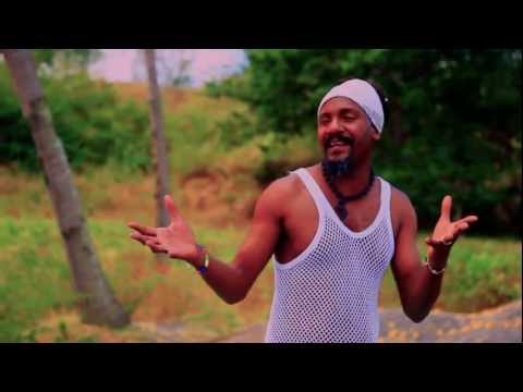 BRUNO RAYA feat LINZY BACBOTTE Mo pena ni larzan ni lor ( official video clip)