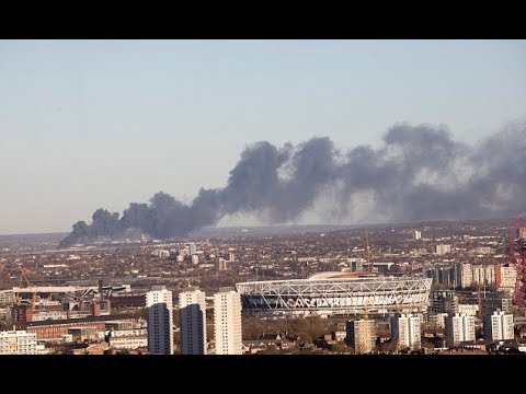 Huge fire breaks out at a north London w arehouse