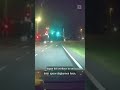 WILDWESTACHTERVOLGING: man rijdt DWARS door slagbomen | #shorts