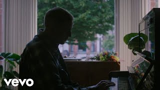 Kadr z teledysku Sunday tekst piosenki Dermot Kennedy