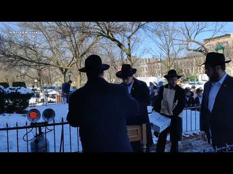 חלוקת דולרים להוספה בצדקה • ט' אדר תשפ"א