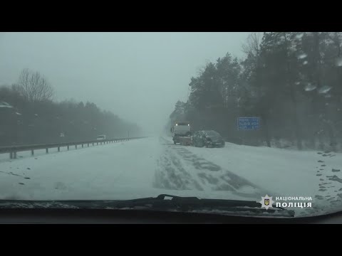 ​Поліцейські закликають водіїв до обережного кермування по зимових дорогах