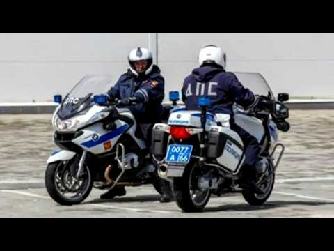Мотоинспектор уложил байкера на асфальт