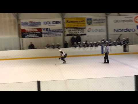 Otto Koivula veivaa kiekon reppuun