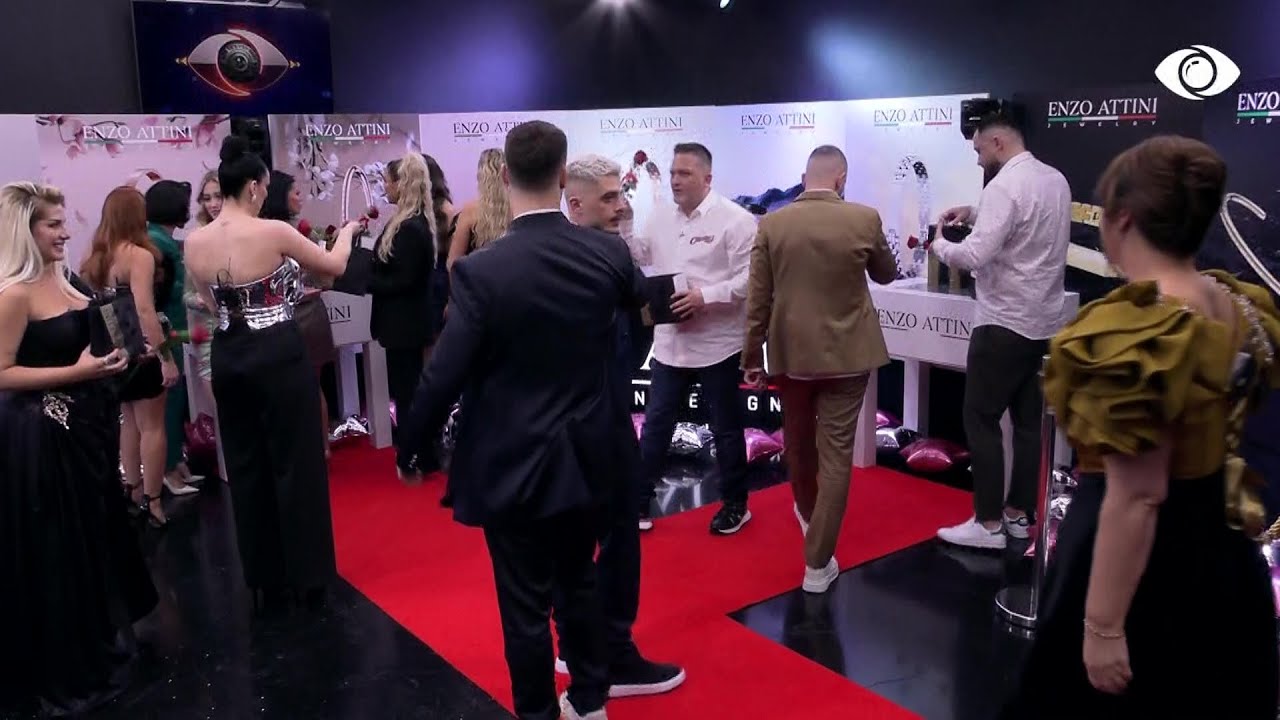 Dhurata për banorët nga Enzo Attini, ata nxitojnë të rrëmbejnë pakot e tyre