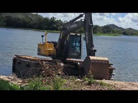 Duas máquinas para limpar a beira de um rio. ( cidade nova diasdavila Bahia)