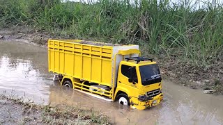 Download lagu Rc Truk Canter Muatan Pasir Melewati Jalanan Banjir Dan Lumpur Berujung Terbalik 🔥🔥 mp3