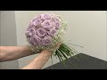 Bouquet rotondo formale a spirale con gambi a vista
