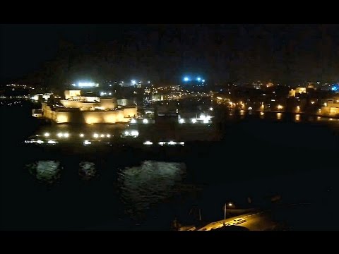 Десантный корабль-док Нидерландов HNLMS ROTTERDAM L800 рискуя в полной темноте зашёл в порт Валлетта