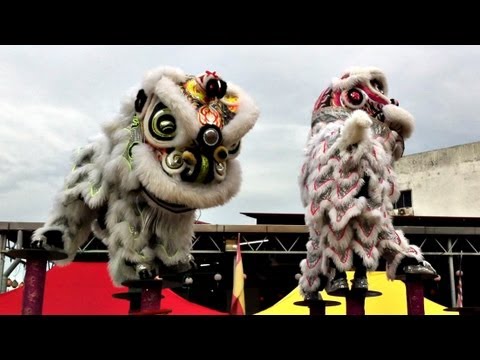 2013年元宵节加影育华龙狮团师爷庙高桩舞狮 yu hua kajang acrobatic lion dance