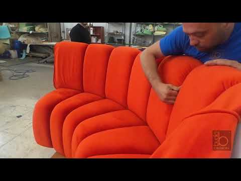 Proceso de tapizado de un sofá curvo, con asiento y respaldo en mustang con vivo.
