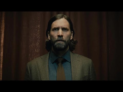 Alan Wake enters the show "In between with Mr. Door" - Alan Wake 2