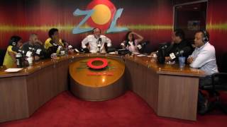 Carlos de San Juan con las lista de los artistas y programas pegaos en Santiago