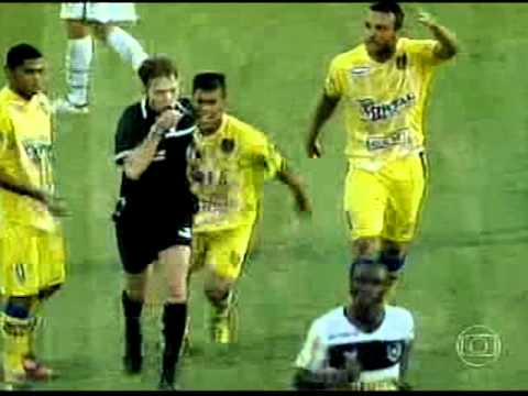 Veja o que faz o Jogador do Madureira com o Arbitro na expulsão do Seedorf - peitou e aplaudiu