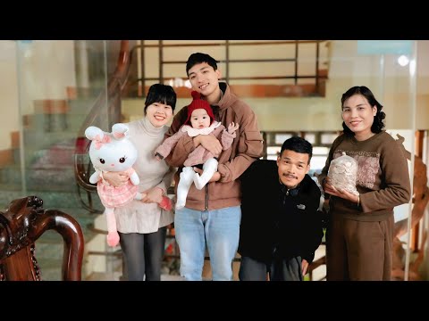 A Tearful Family Reunion: Tuan Finally Meets His Wife and Daughter / SUNG A PAO