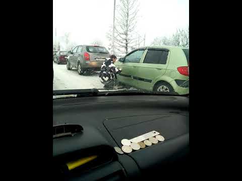 В пробке красит свой автомобиль