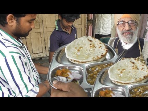 70 Years Old Sardar Ji Ke Mashoor Chhole Bhature - Punjabi Food in Lucknow Video
