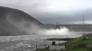 preview picture of video 'Наводнение в Амурской области 2013. Водосброс на Зейской ГЭС (HD)'