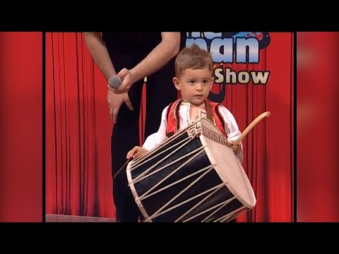 Vogelushet 2 dhe 4 vjecar e kallin me tupana, mahnisin me talentin e tyre