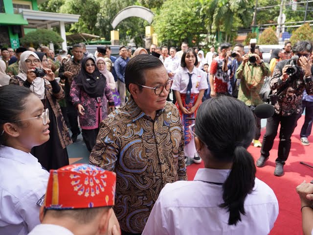 GUBERNUR DKI JAKARTA TINJAU PERPUSTAKAAN DAN WATER PURIFIER DI SMPN 115