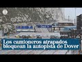 Los camioneros atrapados en Reino Unido bloquean la autopista de Dover
