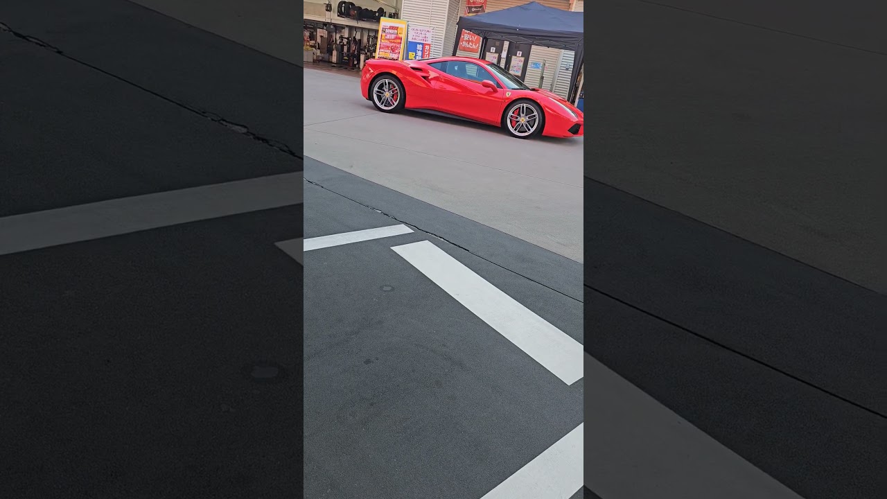 ガソスタで運良く赤いフェラーリいた！(個人的レア車見れてウレシイ😆⤴️💓)