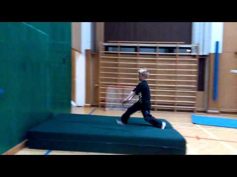 Parkourausta liikuntasalissa