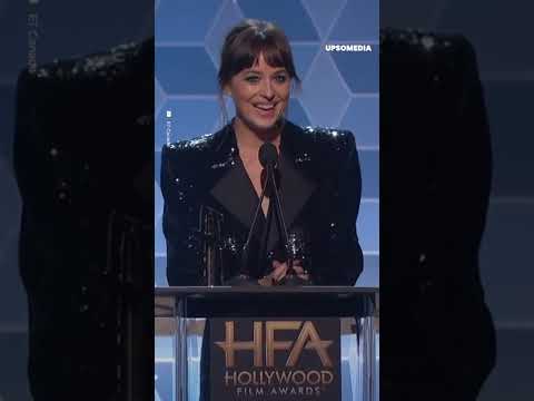 Dakota Johnson le entrega el premio de mejor actor a su “papi” Antonio Banderas | íconos #Shorts